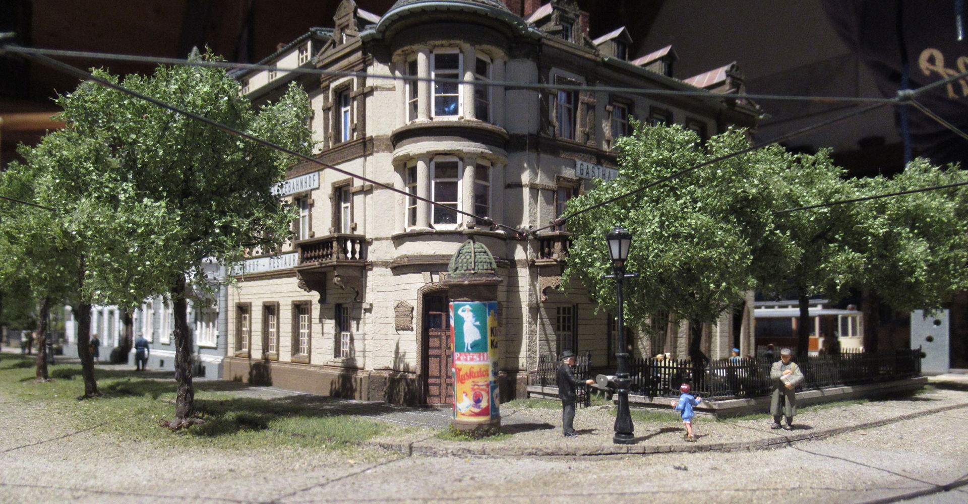 Foto der Modellbahnanlage: Haus im Freiburger Stadtteil Wiehre mit Litfaßsäule.